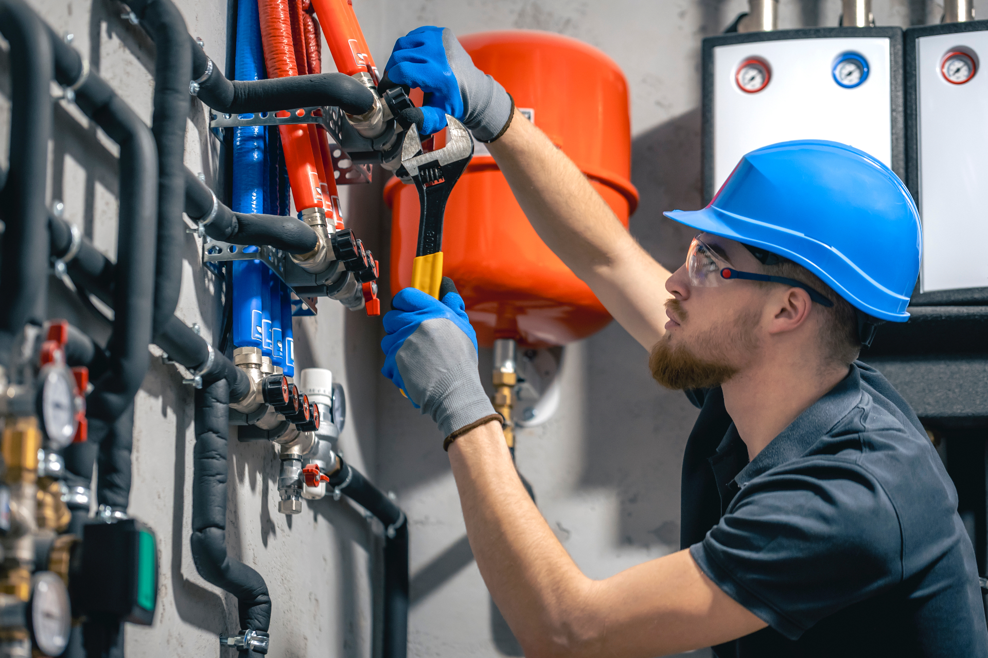 Plombier installant un système de chauffage